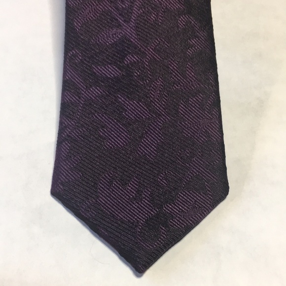 Kenneth Cole Awearness, dark purple with lighter organic floral pattern tie. - Picture 2 of 7